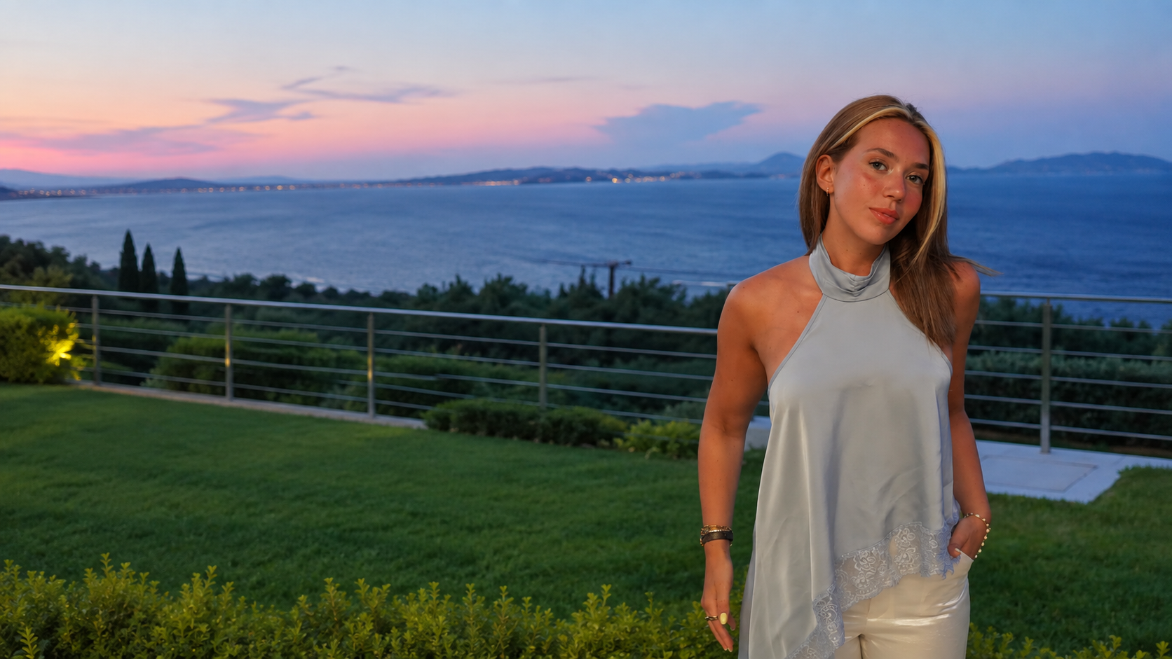 Filipa Chasqueira junto ao mar, com o cenário ao entardecer estendido para preencher a Home